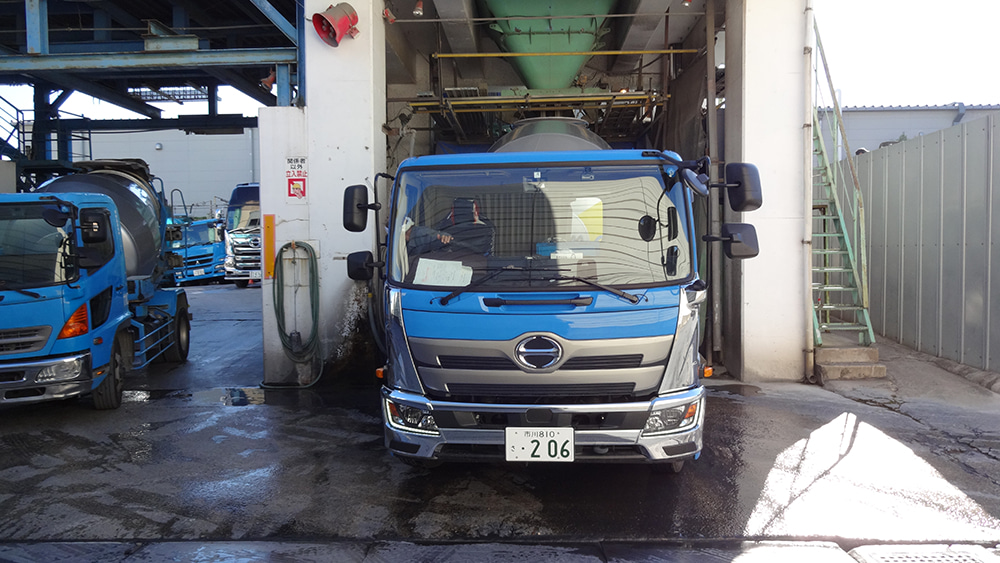 鈴喜屋建材のミキサー車